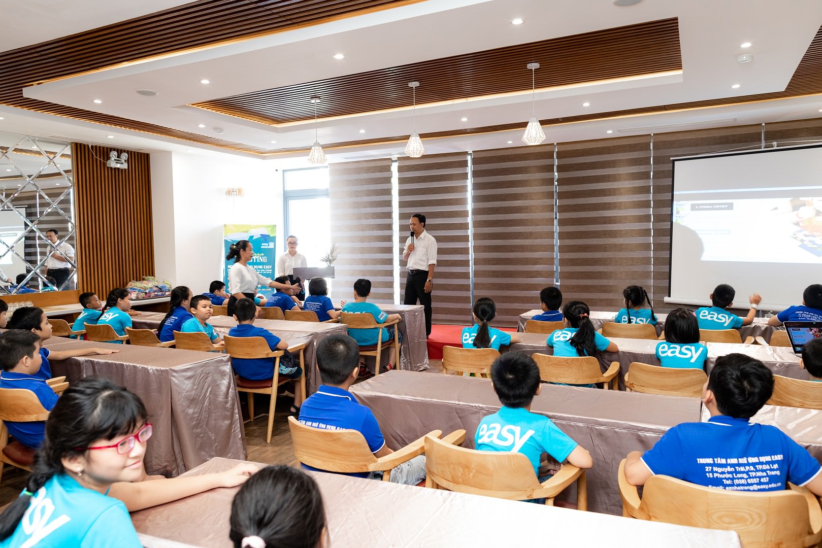 thay-loc-huong-dan-cac-be-lam-banh-pizza